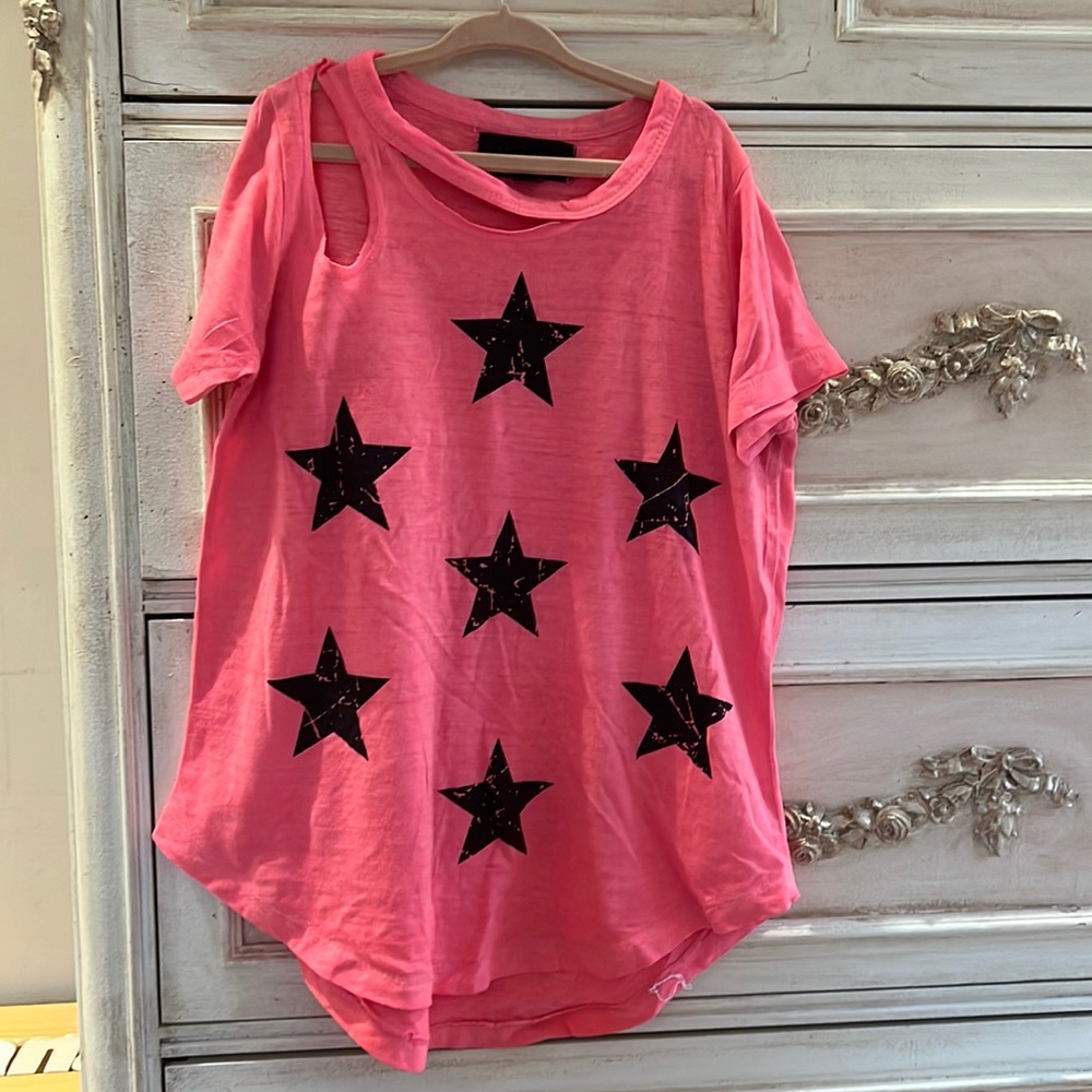 Chic 2 Chic hot link tee with black star design